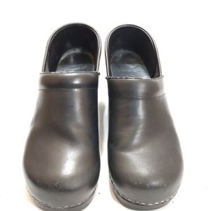 Dansko pro unisex black Cabrio leather stapled clogs 806020202 size 40